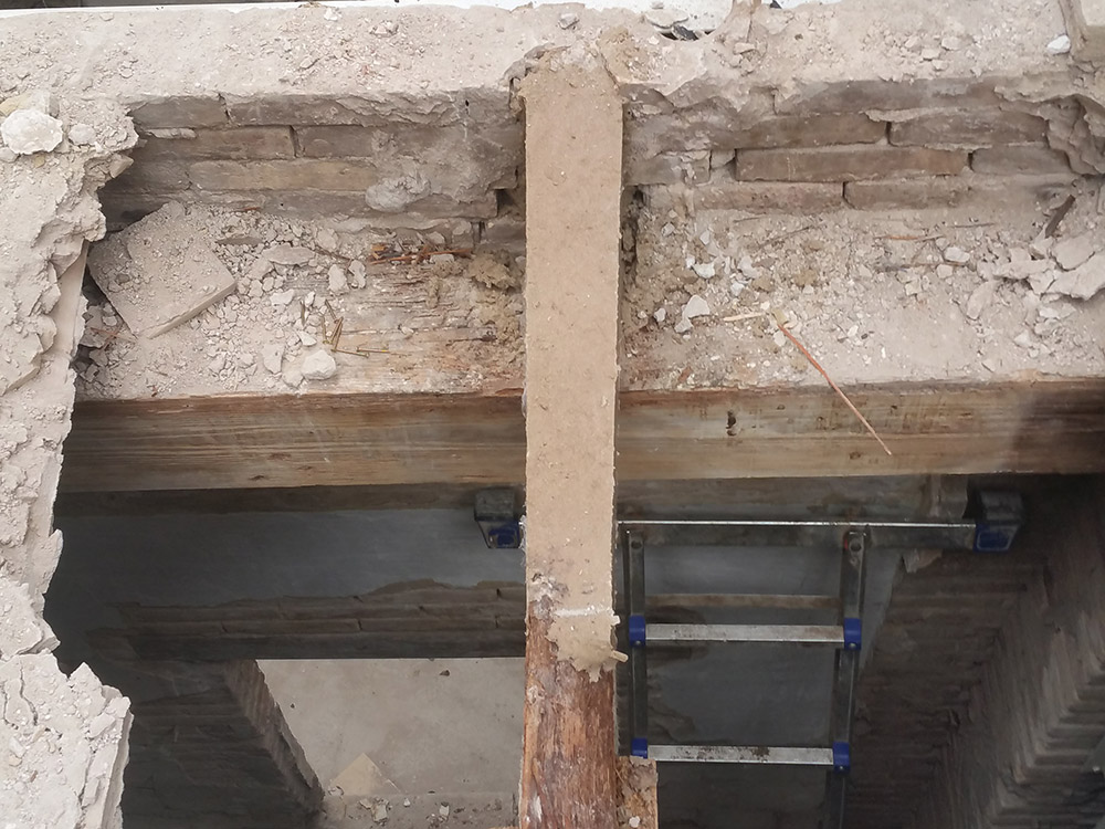 vista superior refuerzo estructural en vigas de madera aserrada en calle Vicente Gallart